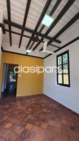 CASA EN ASUNCION CENTRO COD 6383 *Planta baja* Cochera para 2 vehiculos *Primer
