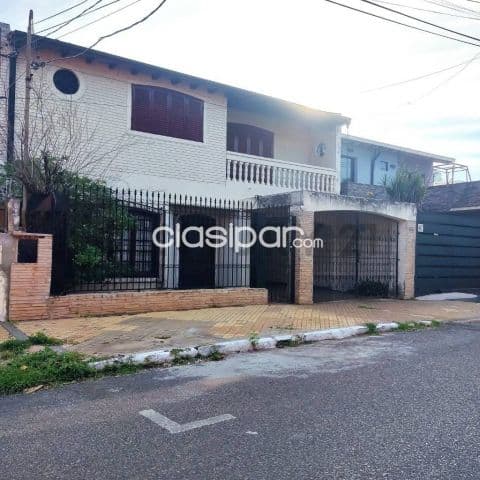 Vende residencia a refaccionar en barrio Sajonia