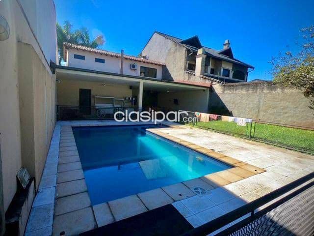 En venta casa con piscina en barrio mcal. Estigarribia - asuncion