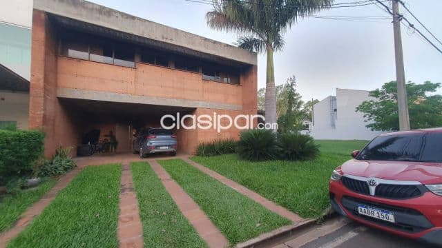 Residencia de 4 dormitorios con piscina en barrio Cerrado de Luque zona Aeropuerto