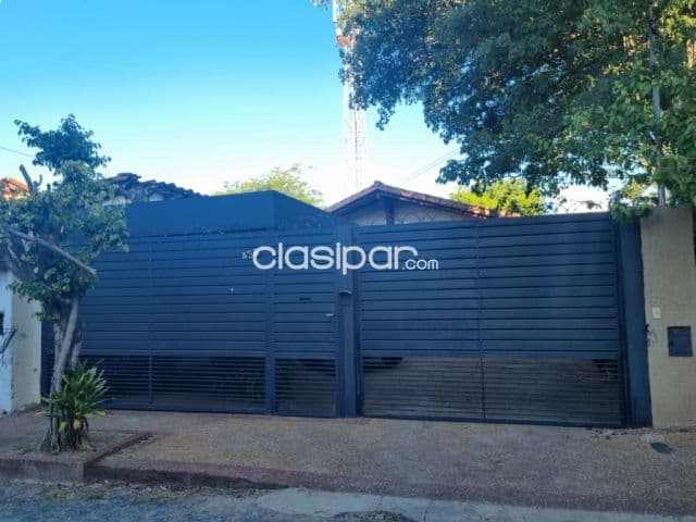 En venta casa en esquina a refaccionar o demoler en lambare