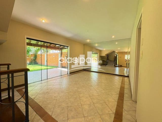 Amplio duplex en pleno Mburucuya con patio y piscina cod 6450