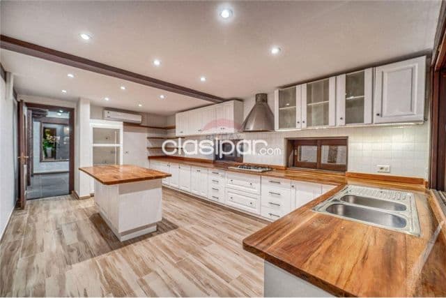 Residencia de 1.580 m² con Jardín y Piscina en Carmelitas