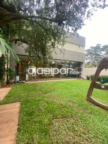 Bo mburucuyá: Lujosa residencia en alquiler,4 suites, escritorio, jardín, piscina