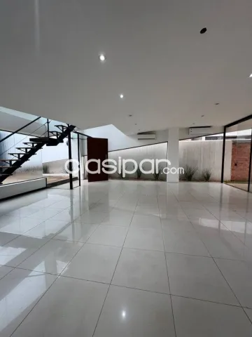Amplia casa de línea moderna y minimalista en Fernando de la Mora zona los colonos — foto 4