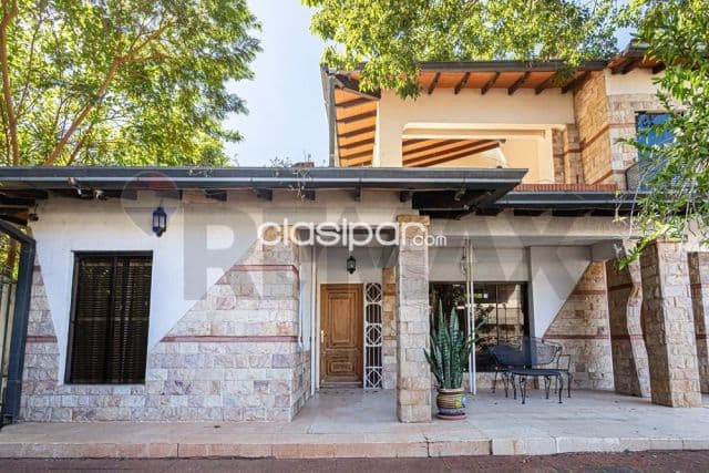 Casa en bo.mcal,estigarribia c/6 dormitorios amplio patio y piscina- terreno 1204 m2