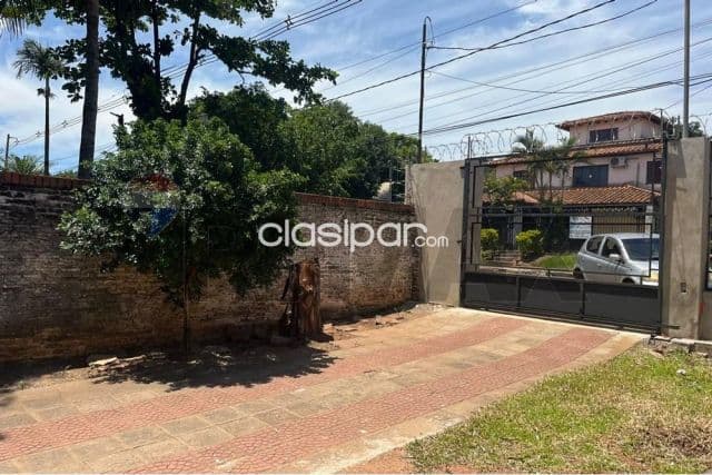 Casa amplia buena estructura a refaccionar en bo.san isidro-lambare-terreno 558 m2