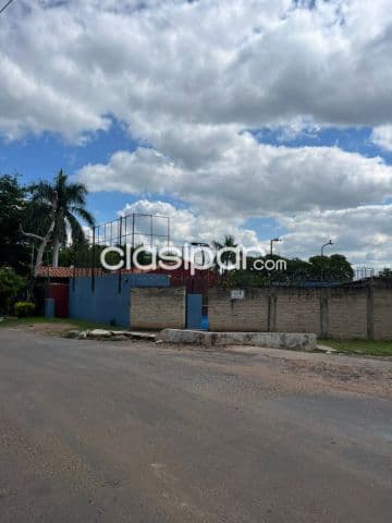 Propiedad esquina en Lambaré complejo de padel en funcionamiento