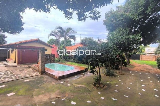 casa con amplio terreno en el Tercer Barrio de Luque, Central, Paraguay! Esta casa residen