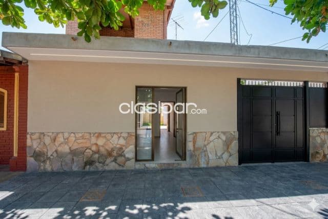 UBICACIÓN ESTRATÉGICA E IMBATIBLE: Ubicado en el prestigioso Cuarto Barrio de Luque