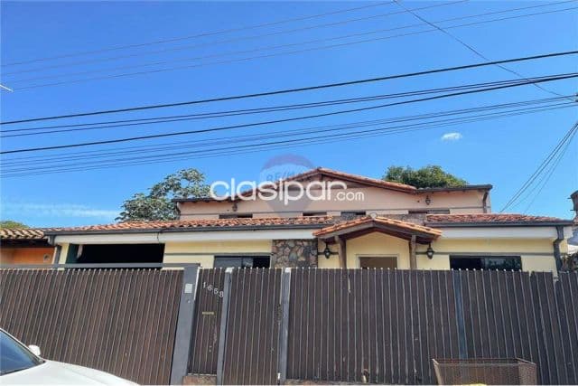 EN VENTA HERMOSA CASA EN LAMBARE Esta impresionante casa de dos niveles se encuentra en el