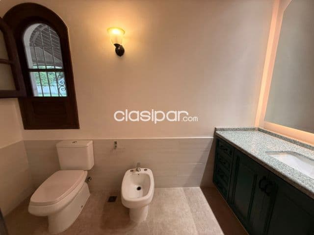 Se alquila amplia casa colonial en Ykua Sati