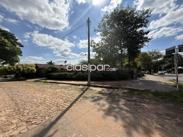Ubicación estratégica en Lambaré. Vendo local con oficinas y depósitos