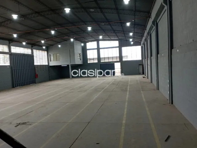 Deposito de 960m2 con oficinas en zona industrial a 100m de av. Artigas — foto 2