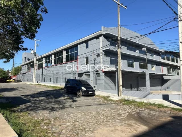 Deposito de 960m2 con oficinas en zona industrial a 100m de av. Artigas — foto 3