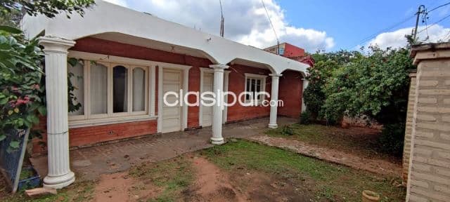 Casa de 2 dormitorios en Barrio Molino de Luque zona Plaza Guyra Campana