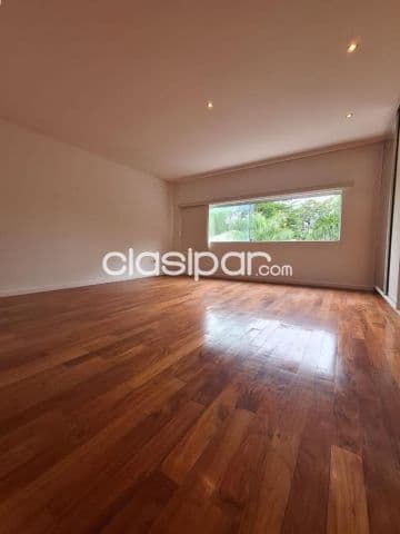 En venta departamento de 2 dormitorios en suite en condominio barrio ycua sati