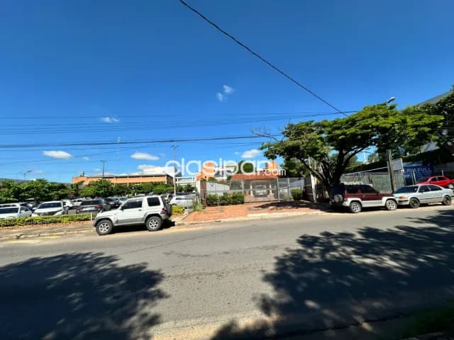 En alquiler amplia casa en Los Laureles - Asunción, foto 3