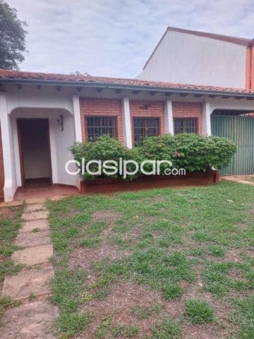 Casa en lambare a pasos de la universidad catolica