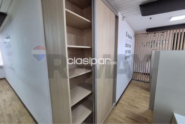 En venta – oficina amoblada de 2 niveles microcentro