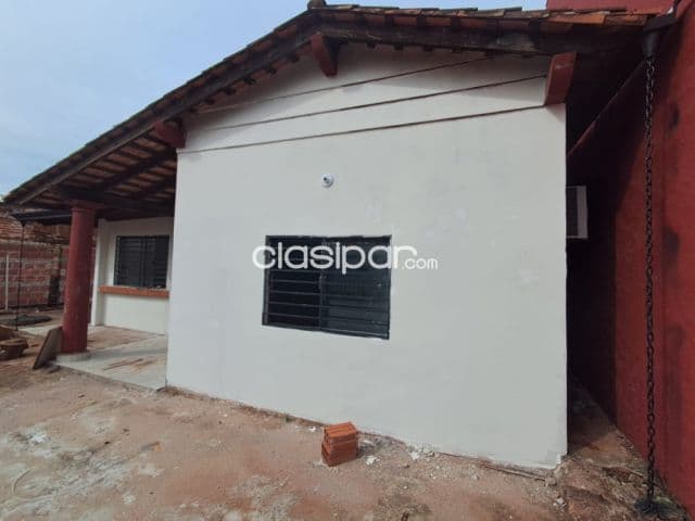 casa en el centro de Luque, frente a la cancha de villa Elena