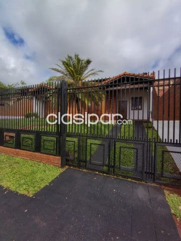 Casa amoblada en pleno centro de Encarnación: 5 habitaciones y 5 baños