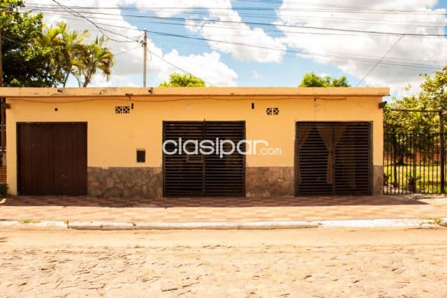 Casa con salones en venta en Loma Pyta - Asunción