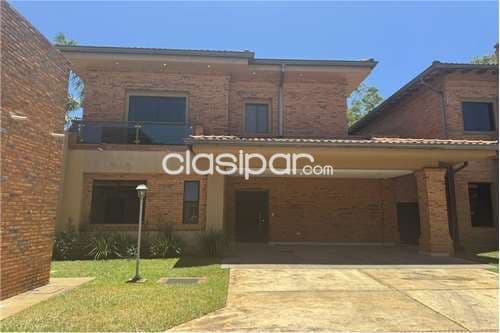 hermosa residencia en venta en Barrio cerrado