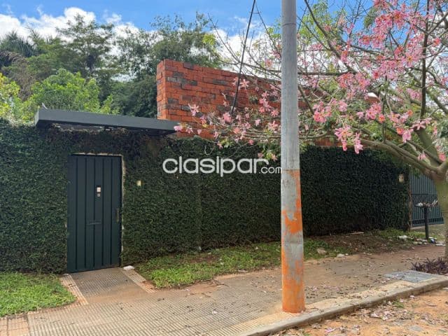 Las Lomas, Carmelitas: Elegante chalet amoblado, 2 dormitorios, buen jardín, 6.500.000 gs