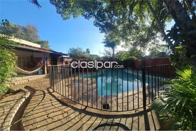 Amplia casa en esquina con piscina en el b° felicidad Lambaré, foto 2