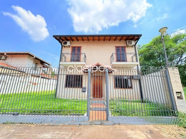 Casa de dos plantas sobre avenida laguna grande‼️