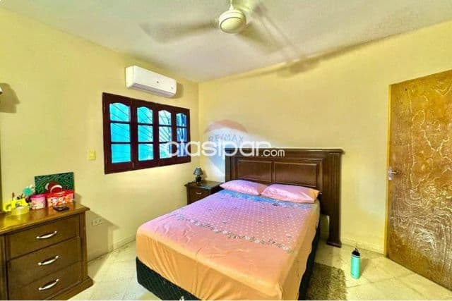 Casa amplia con gran terreno en Barrio Nazareth — foto principal