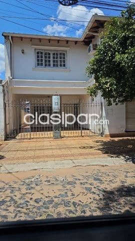 casa a demoler o refaccionar en Barrio Los Laureles