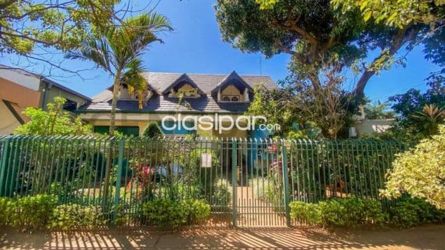 En venta amplia casa a refaccionar con importante fachada