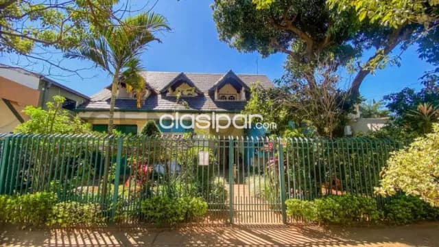 En venta amplia casa a refaccionar con importante fachada — foto 2