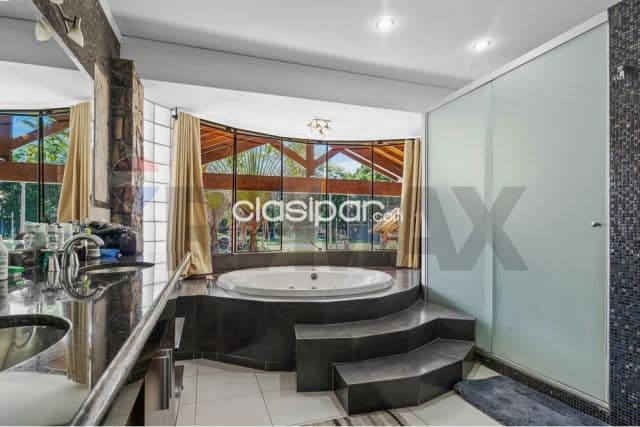 Casa amplia lujo 5hab.total 3 de ellas master suite,piscina.terreno 3000m2-z.uca-as