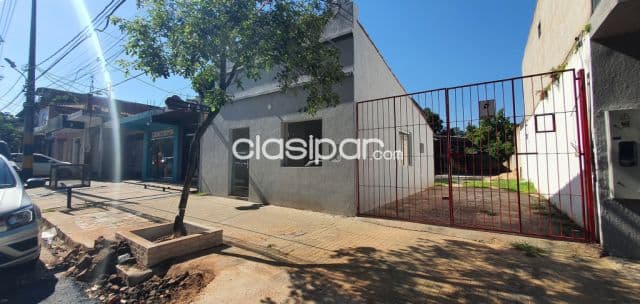 Salón comercial en el centro de Luque