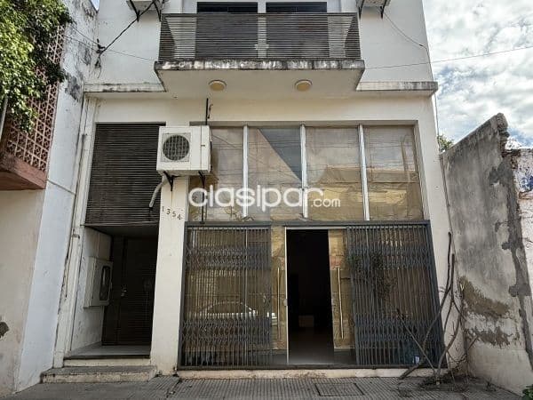 Edificio con Salón Comercial y Departamento en zona de Mercado 4