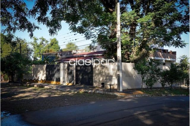 Casa con dpto independiente en lambare