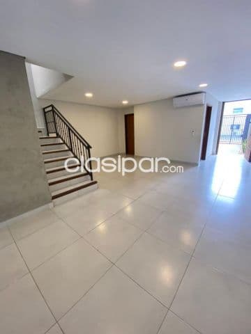 Duplex en Fernando de la Mora zona shopping Pinedo cod 4444