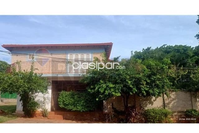 Casa con ubicacion privilegiada en Ñemby