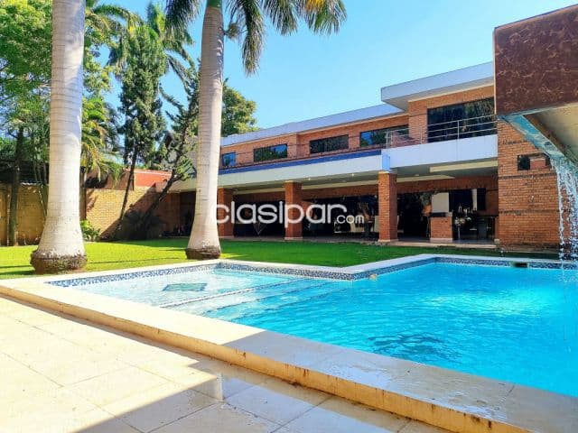Exclusiva residencia ubicada en el distinguido Barrio Mariscal Estigarribia