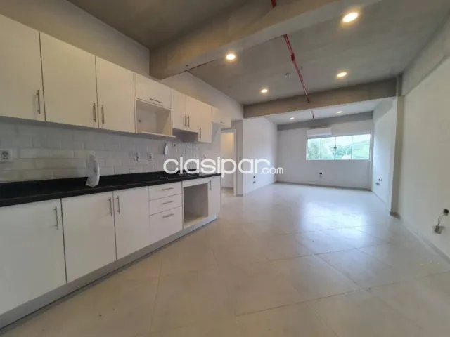 Amplio departamento 2 dormitorios en Luque centro — foto 3
