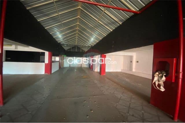 Amplio salón comercial de dos pisos — foto principal