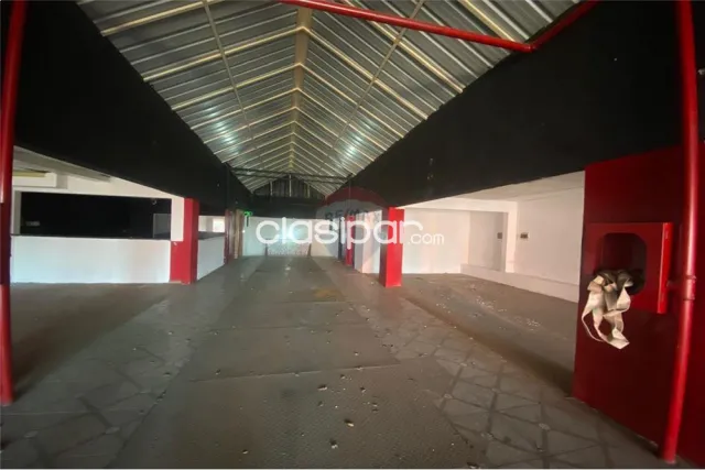 Amplio salón comercial de dos pisos — foto 2