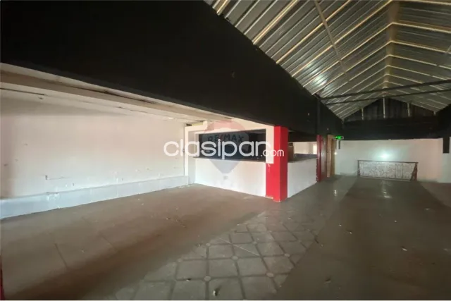 Amplio salón comercial de dos pisos — foto 4