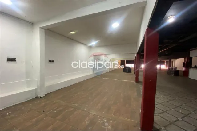 Amplio salón comercial de dos pisos — foto 5