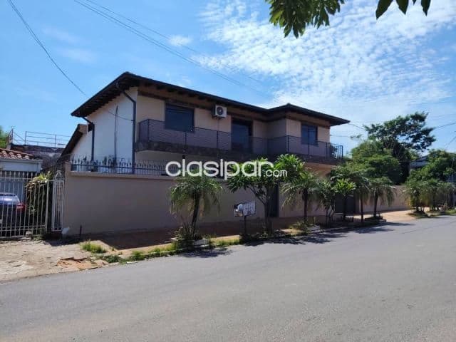 Casa de 5 dormitorios con piscina en Fernando zona Sur zona Supermercado El Pueblo