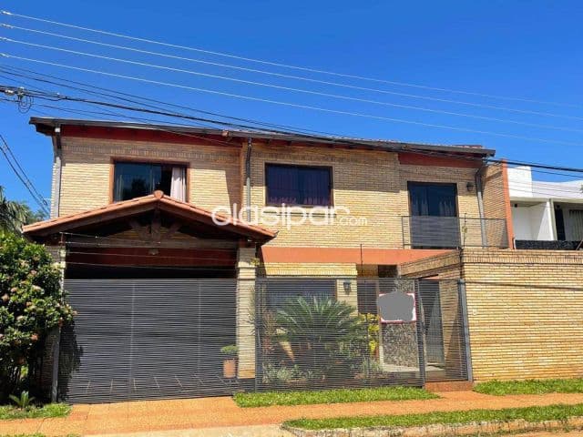 Casa de 4 dormitorios AMOBLADA en Luque zona Conmebol