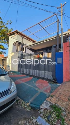 Amplia Casa de 5 dormitorios con Piscina en barrio Pettirossi de Asuncion